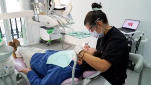 Higienista dental haciendo una exploración a un paciente. Imagen representativa del post sobre la relación entre la diabetes y caries dental publicado por la clínica dental Avilés Digital Dental Clinic, dentistas en Málaga.